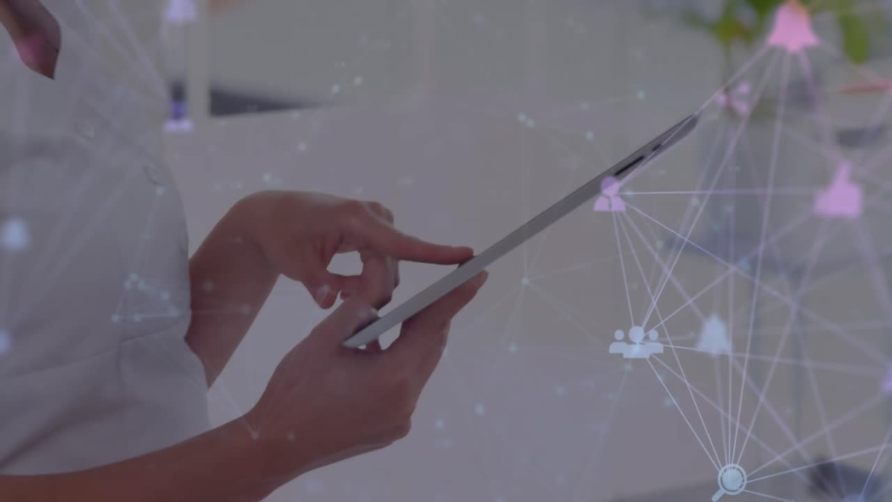 animación de un candado en el escudo, iconos conectados que forman un globo, puntos, mujer caucásica usando una tableta.