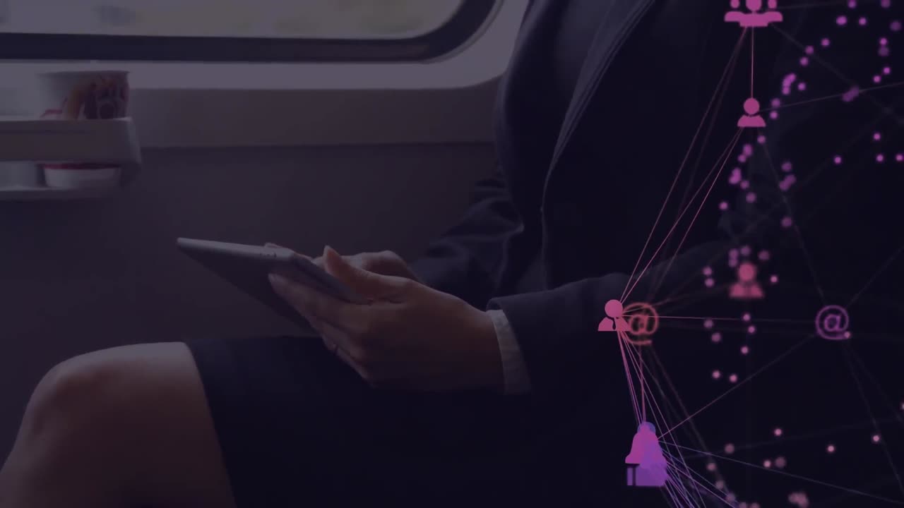 video compuesto digital de iconos digitales contra una mujer usando una tableta digital en el fondo