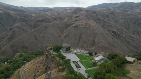 Luftaufnahmen-Des-Wiederaufgebauten-Römischen-Garni-Tempels-Am-Rande-Einer-Schlucht-In-Armenien