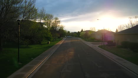 calle residencial de longmont colorado hermoso día de verano