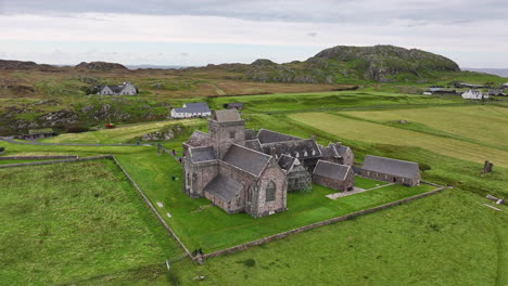 abadía y convento de iona, vista aérea de la antigua iglesia y punto de referencia medieval de la isla