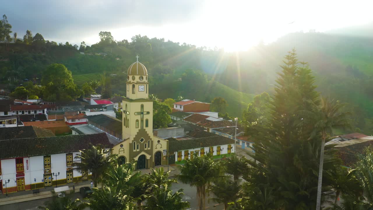 hermosa vista de la catedral de salento al amanecer con palmeras en la plaza principal en un espectacular resplandor solar