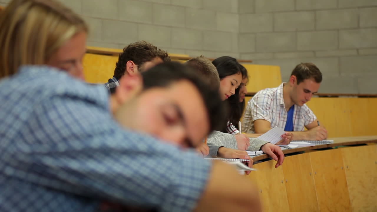 estudiante durmiendo en la sala de conferencias