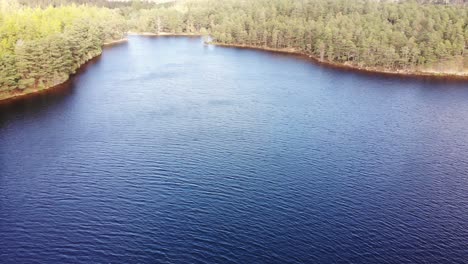 Vista-Aérea-Del-Lago-An-Eilein-Rodeado-De-Pinos-Del-Bosque-De-Rothiemurchus