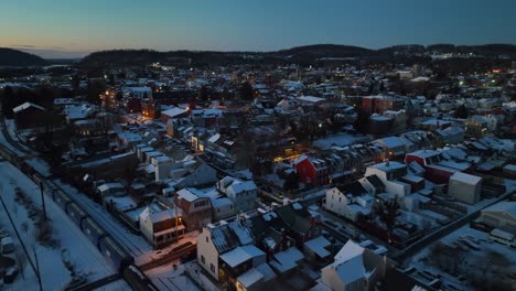 tren en la vía en una pequeña ciudad estadounidense durante la nieve de invierno