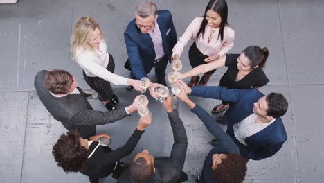 Overhead-Aufnahme-Eines-Geschäftsteams,-Das-In-Einem-Modernen-Büro-Den-Erfolg-Mit-Champagner-Toast-Feiert