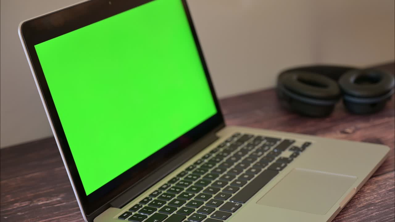 pantalla verde 4k de una computadora portátil en el espacio de trabajo, toma panorámica