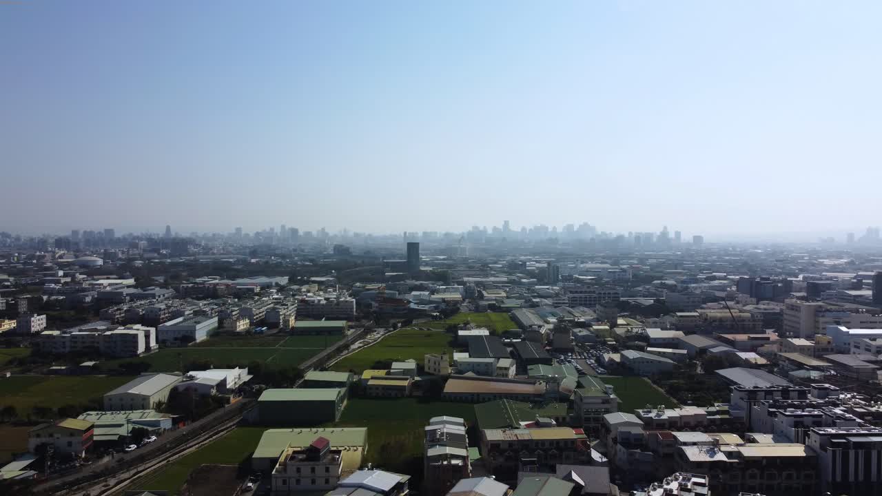 은 하늘 아래의 창하는 도시 풍경, 바쁜 도시 생활을 암시하는, 공중 풍경