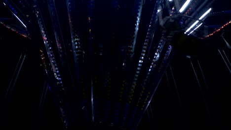 rueda gigante en un parque de atracciones por la noche