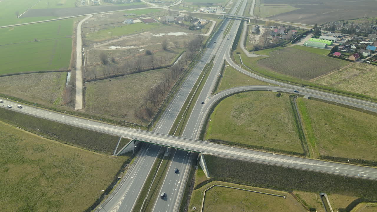 toma aérea del paso elevado sobre la autopista, polonia