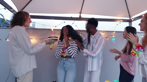 celebración de cumpleaños con amigos