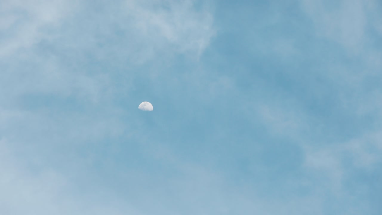 밝은 달의 4k 타임 라프는 태양빛과 구름과 함께 여름의 저녁에 떠오르고 있으며, 행성의 빠른 움직임을 볼 수 있습니다. 그것은 하늘의 움직임의 공간과 함께 아름다운 은 파란 하늘을 보여줍니다.