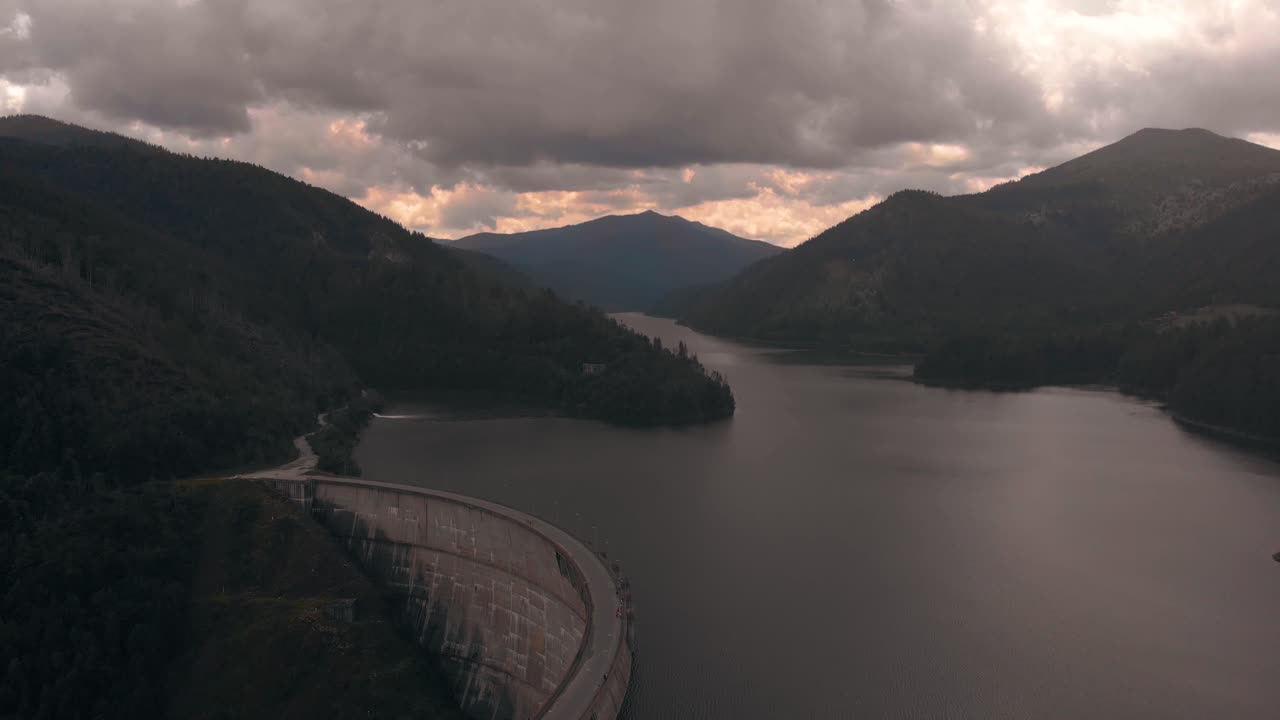 valea draganului 산의 아름다운 물과 댐을 드러내는 야간 공중 드론 샷