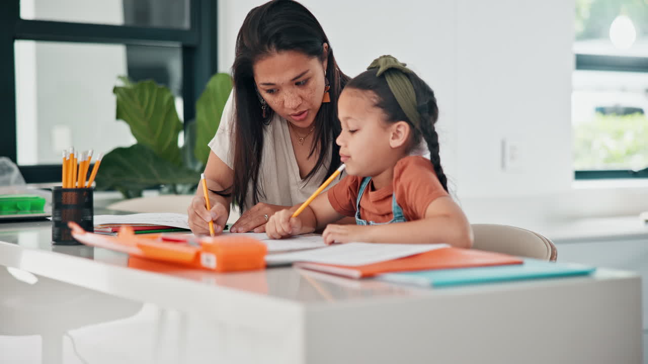 madre ayudando a su hija con los deberes