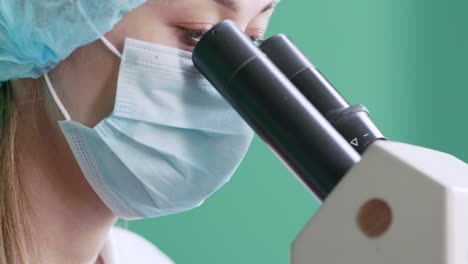 científico usando un microscopio en un entorno de laboratorio