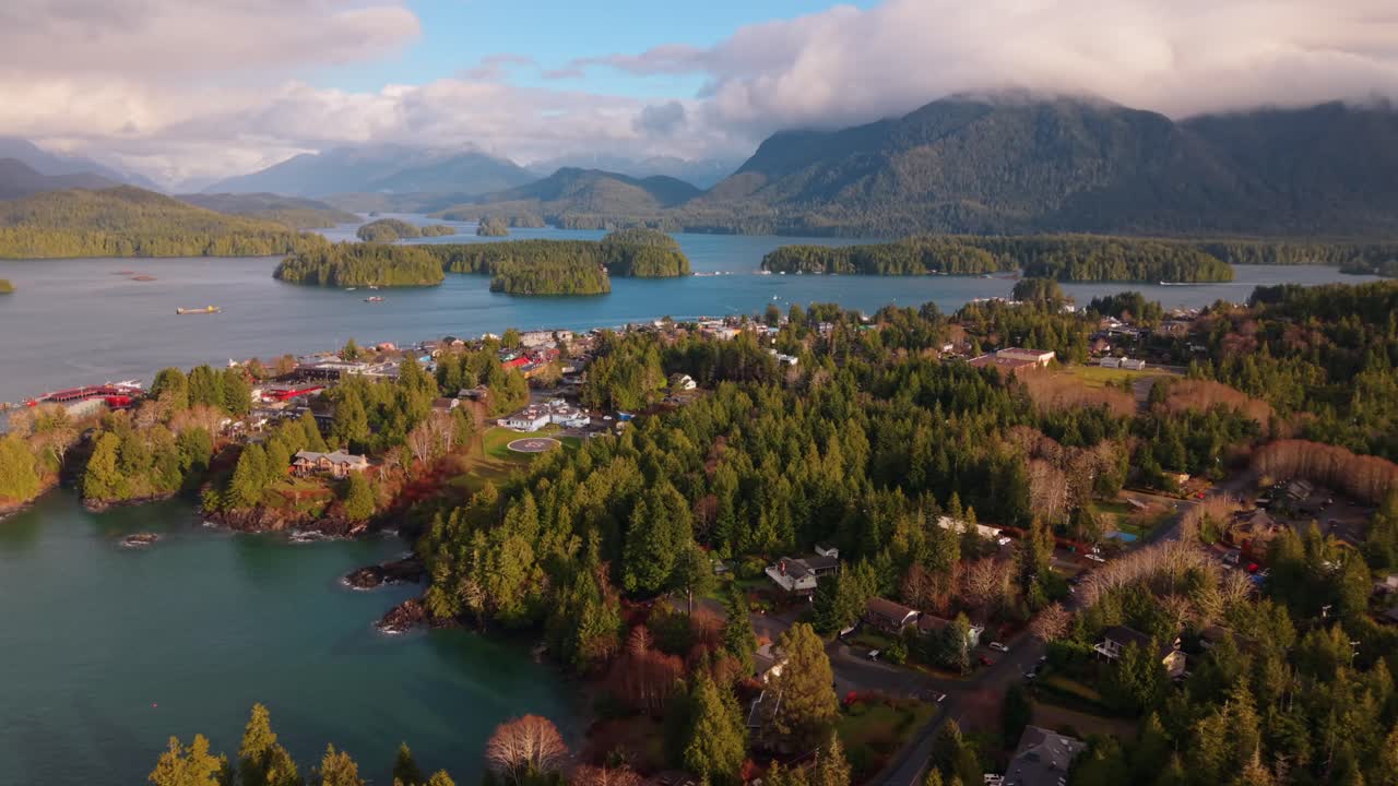 tomada de drone de tofino en la isla de vancouver que muestra colores de otoño, costa escarpada y olas del océano en una vista aérea panorámica.