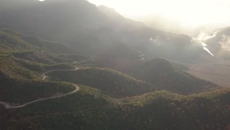 Hermosa-Carretera-De-Montaña-En-Albania-Cerca-De-Permet-Durante-El-Amanecer,-Una-Carretera-Perfecta-Para-Un-Viaje-Por-Carretera-Por-Europa