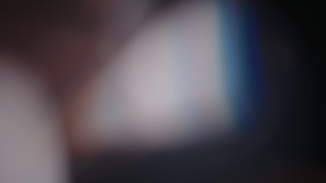Filmato 4K astratto e sfocato di light leaks, con cerchi lampeggianti in movimento, bagliori e flare dell'obiettivo, e sovrapposizioni bokeh.