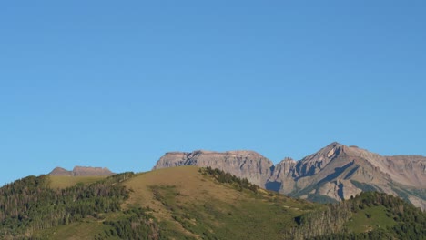 Panning-shot-of-Mt-Sneffels-on-a-sunny-summer-day