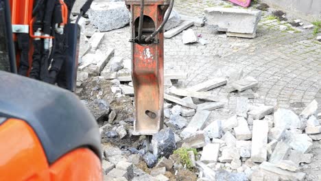 trabajos de demolición con martillo automático y excavadora