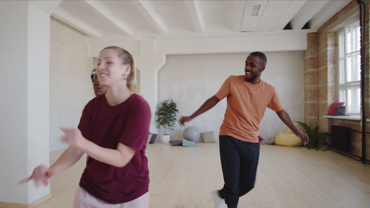 afro-paar danst met een vrouwelijke leraar in de studio.