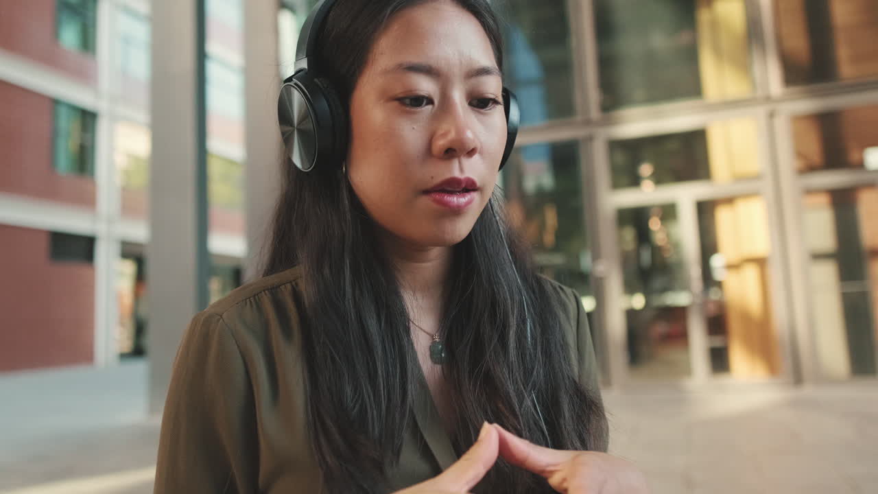 mujer con auriculares