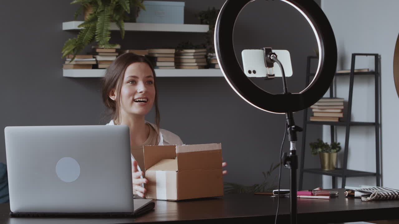 집 거실에서 소파에 앉아 있는 동안 집에서 핸즈프리 전화를 하는 노인