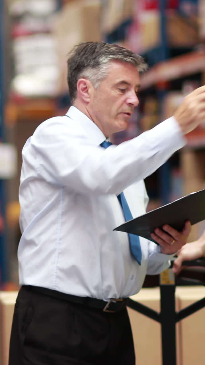 trabajador del almacén hablando con su gerente