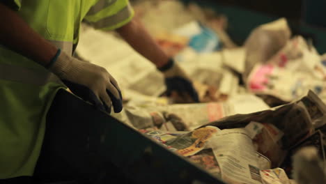 Ein-Arbeiter-Sortiert-Papierprodukte-In-Einem-Recyclingzentrum