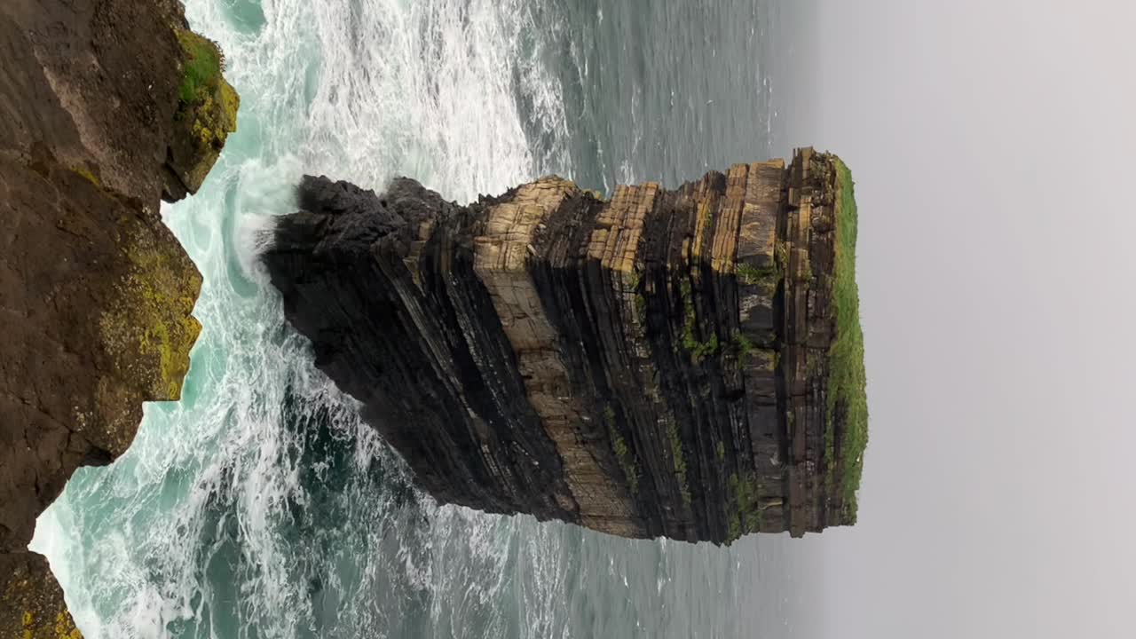 Mare ruggente al rallentatore presso il faraglione di Downpatrick Head.