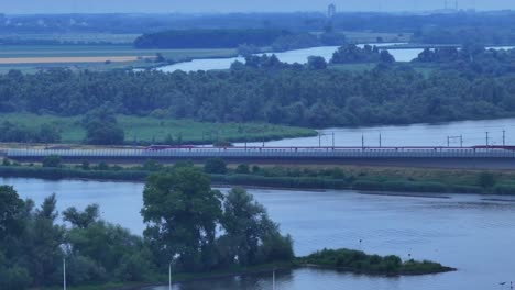 tren de alta velocidad el thalys en el puente de moerdijk en dirección a amberes