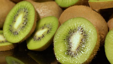 fruta de kiwi. montón de frutas de kiwi en rodajas y enteras de cerca