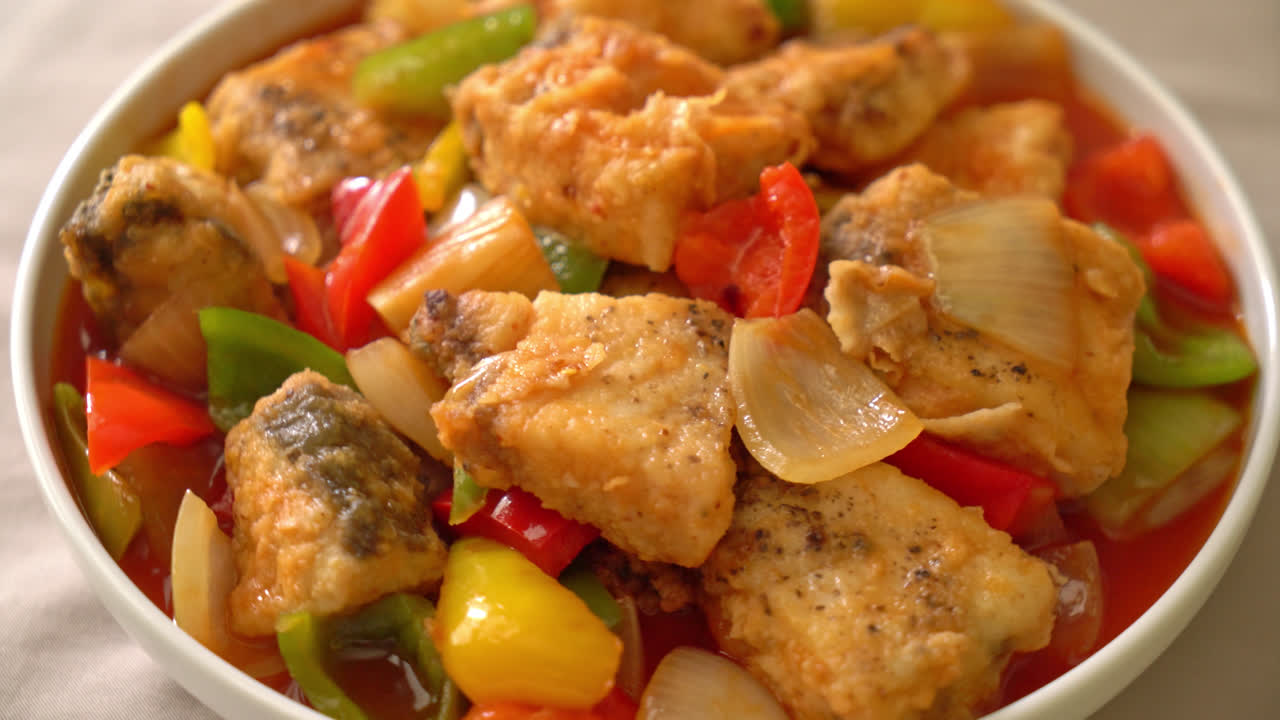 guiso de pescado con tomate y pimiento en plato-1