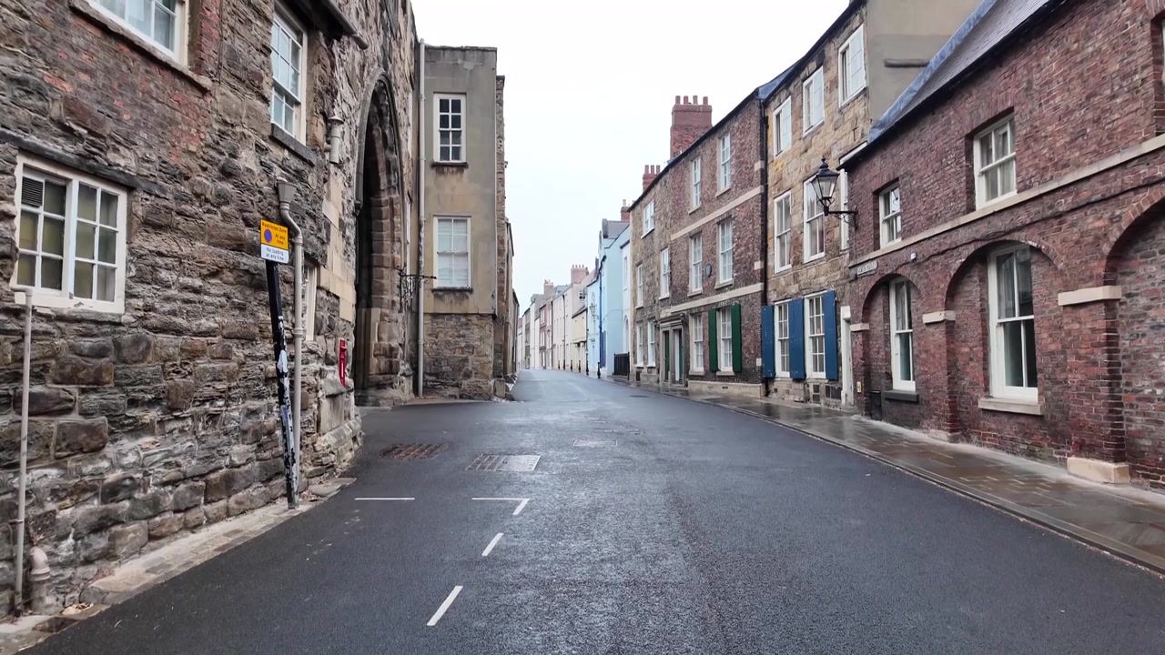 Traditionele straat in Durham, Engeland, met rijtjeshuizen en historische gebouwen