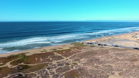 Vista-Aérea-De-Drones-De-La-Ciudad-De-Arena-Y-Monterey-California-Con-El-Océano-Filmado-En-4k-De-Alta-Resolución