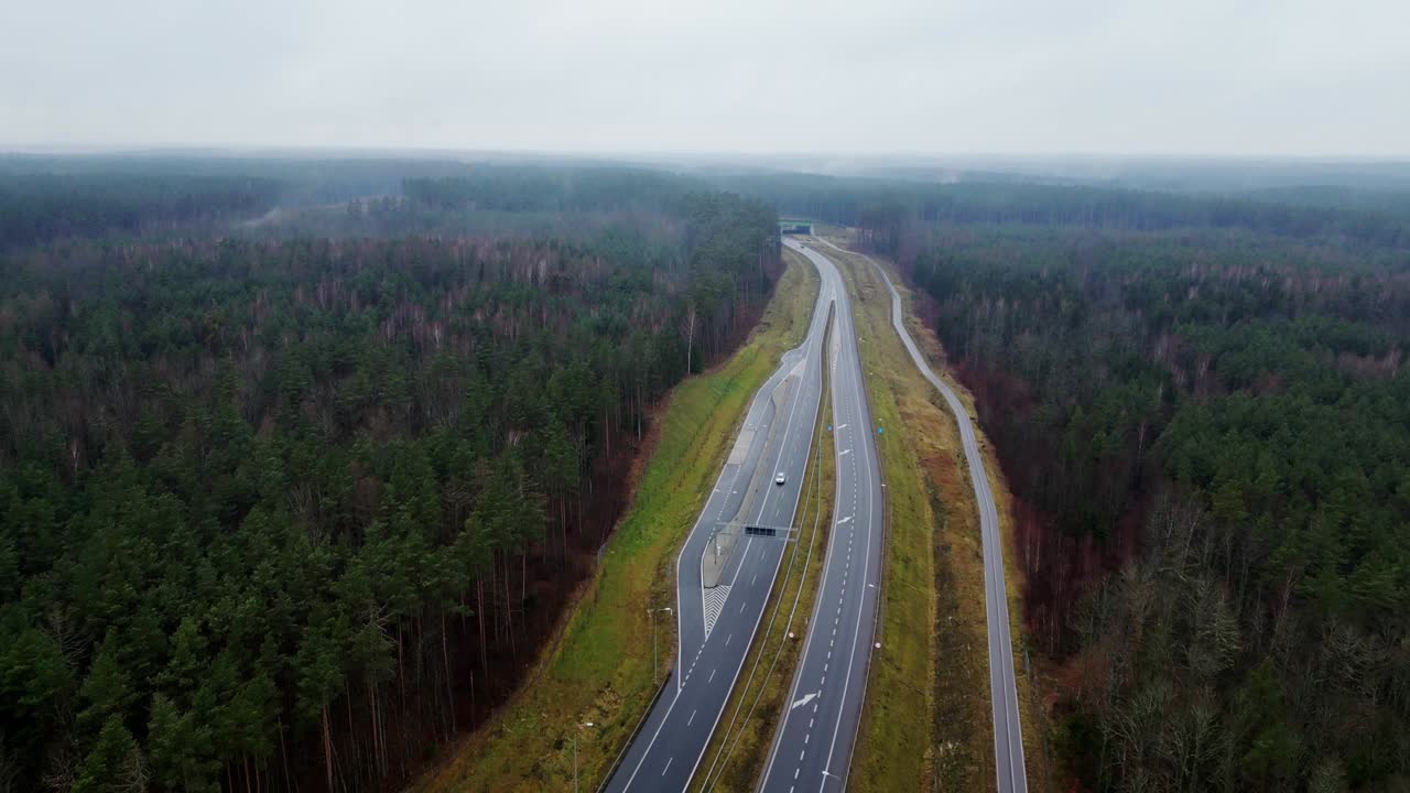 tráfico en una carretera de dos carriles. disparo de drone a gran altitud en un sombrío día de otoño