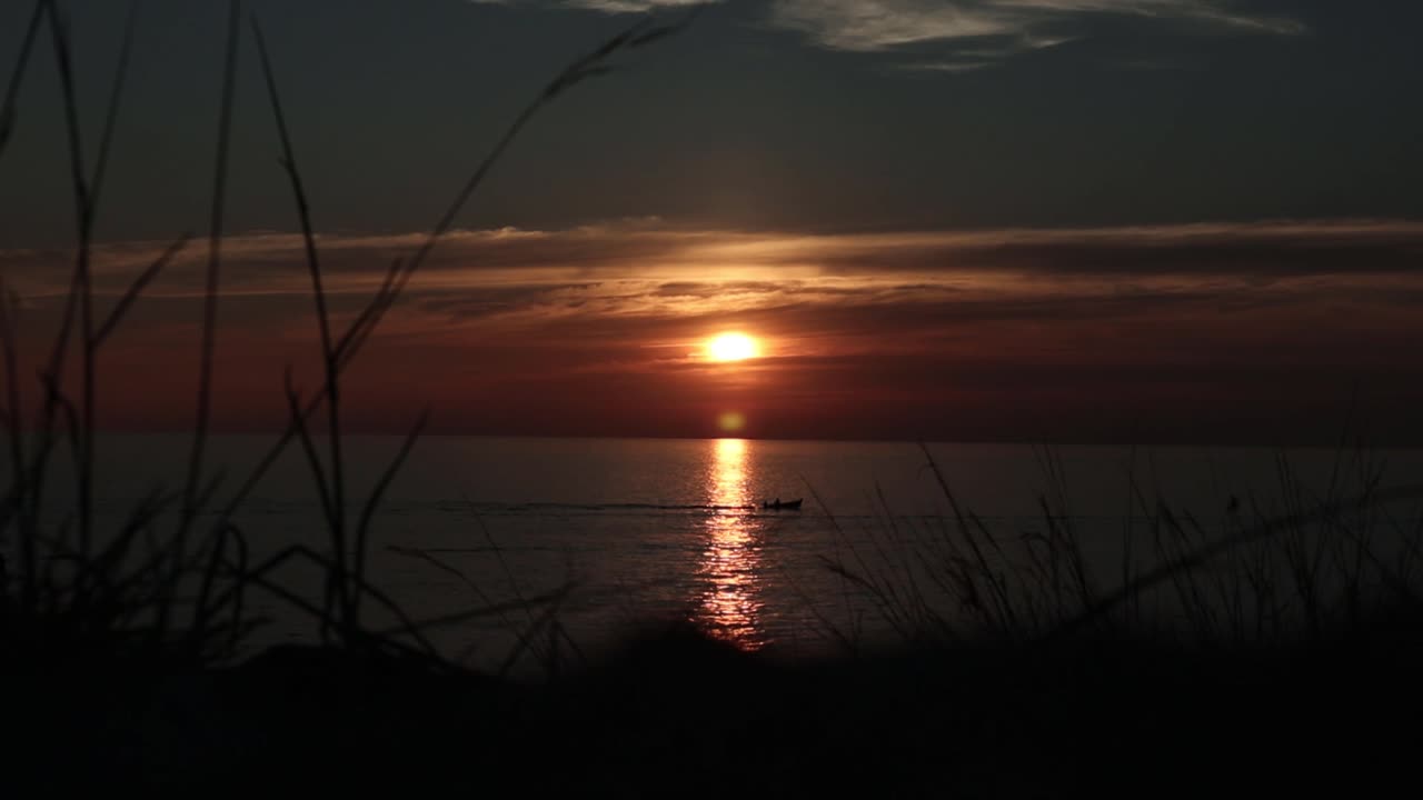 Auringonlasku Rayongin lahdella