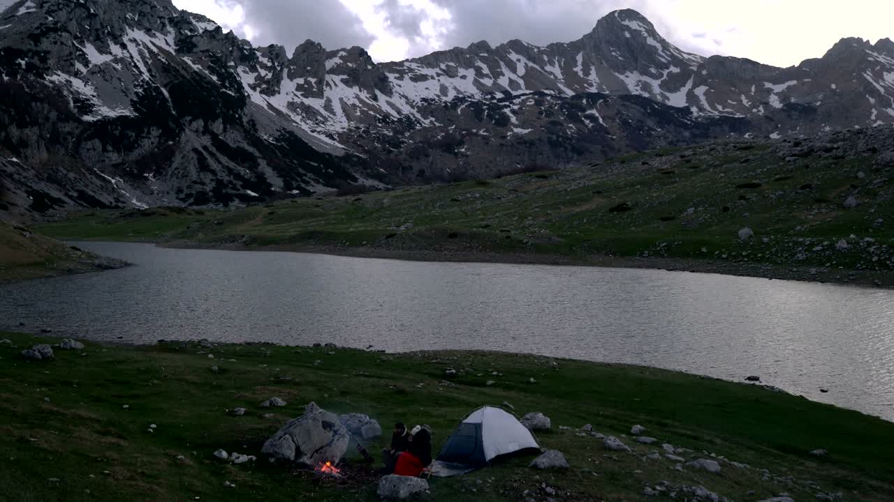 캠프 불 근처 의 황혼 에 여행자 들 의 부부