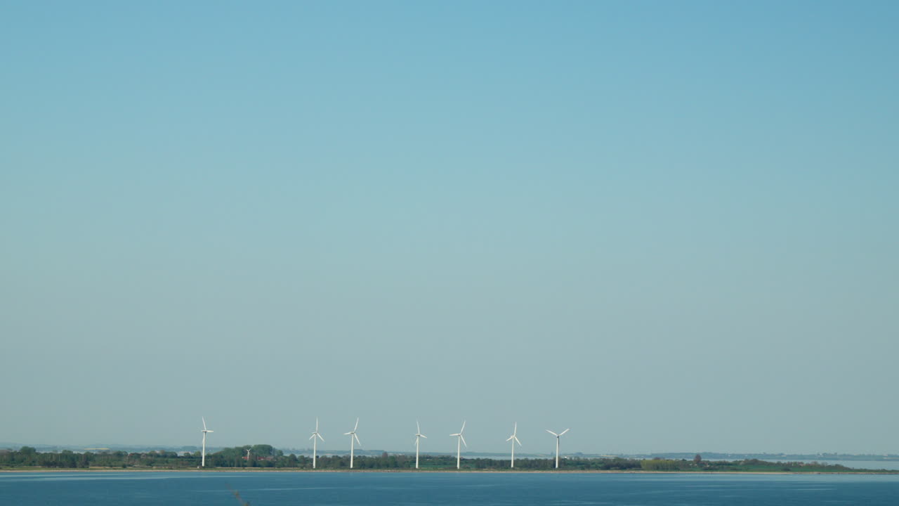 아름다운 덴마크 해안선: 푸른 하늘을 배경으로 풍력 터빈의 파노라마 영상