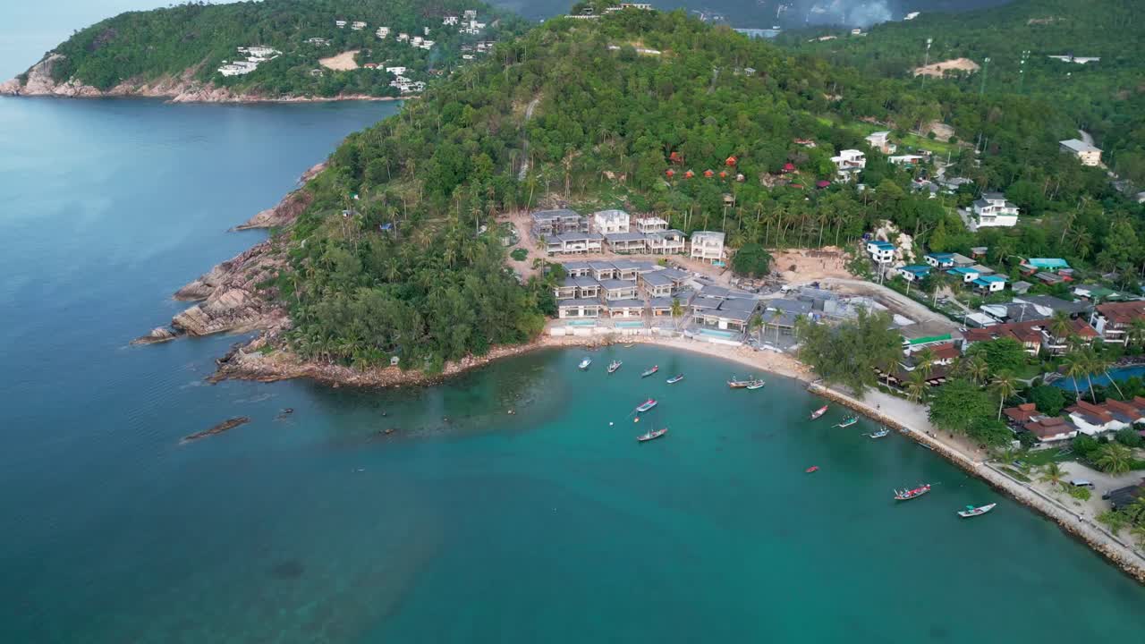 푸른 언덕, 은 물, 조용한 해변을 보이는 코간 해안의 공중 사진