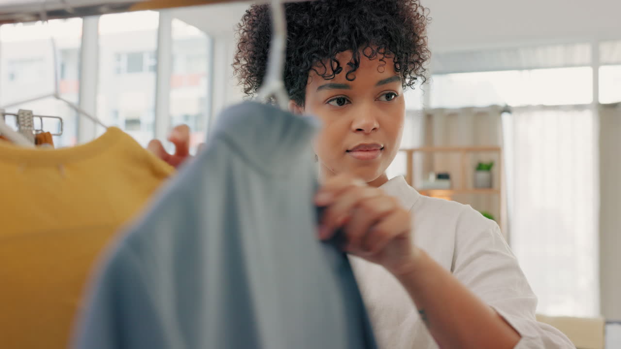 estilista mirando a la moda