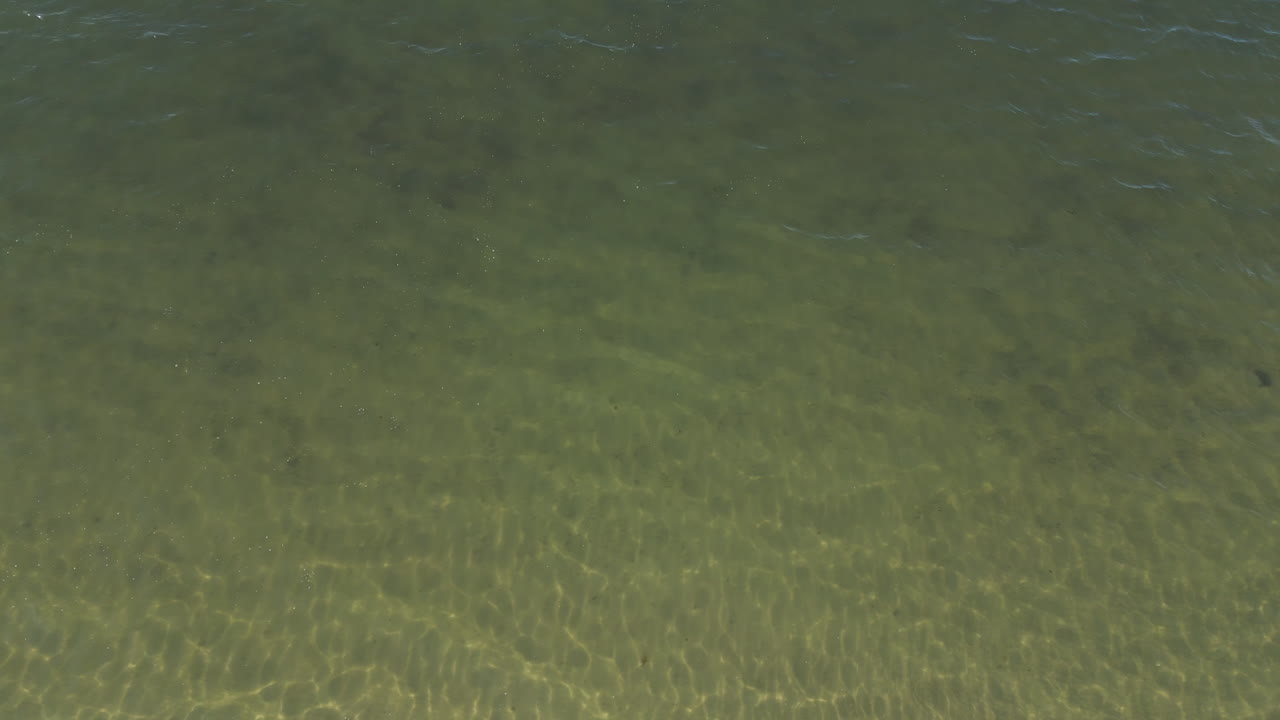 미국 매사추세츠 주 낸터켓 사운드에 있는 케이프 코드 베이에 있는 데니스 포트 (dennis port) 에 있는 평온한 바다.