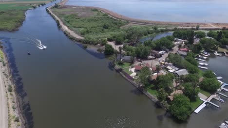 Video-Aéreo-De-Drones-Del-Barrio-Ribereño-Con-Botes-Y-Canales