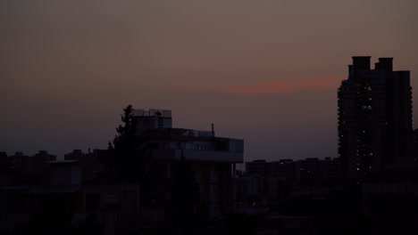 Encender-Las-Luces-De-Un-Edificio,-Hermoso-Y-Colorido-Cielo-Del-Atardecer-Sobre-La-Ciudad-De-Tel-Aviv,-Israel-Medio-Oriente,-Tonos-Crudos,-Video-De-Lapso-De-Tiempo-De-Sony-4k