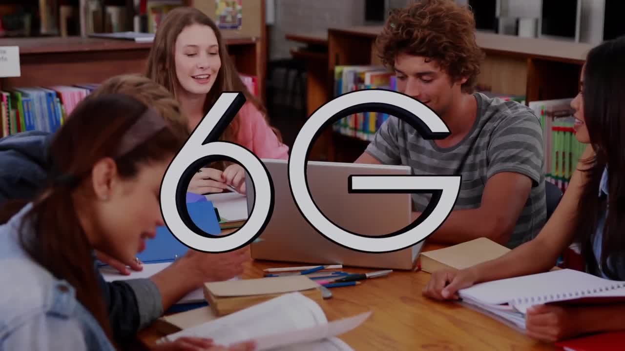 composición de tres iconos digitales sobre felices colegas de trabajo en la reunión.