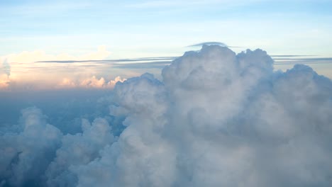 從飛機窗口看到美麗的天空和雲