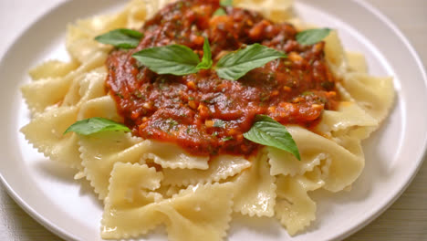 Pasta-Farfalle-Con-Albahaca-Y-Ajo-En-Salsa-De-Tomate---Estilo-De-Comida-Italiana