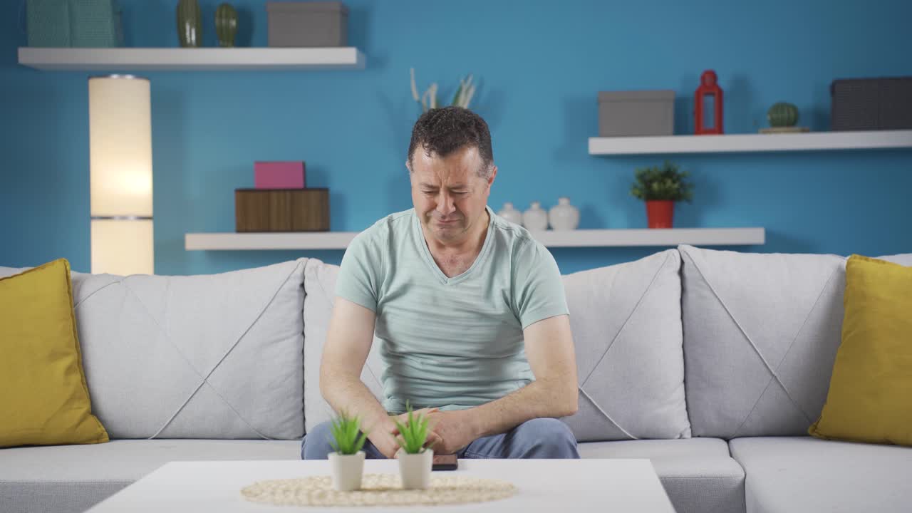 슬픈 남자가 울고 있어