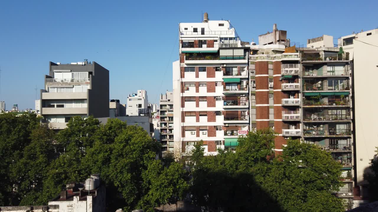 Skyline urbana di Buenos Aires con palazzi e alberi in pieno giorno