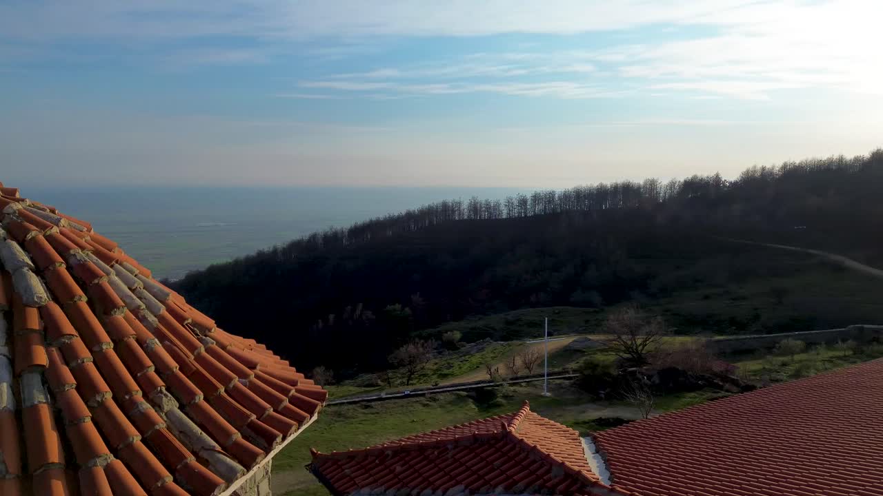 Imagem aérea do Mosteiro Sagrado de São Máximo de Kavsokalyvi Sostis, Grécia, filmagem 4K